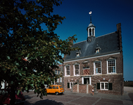 849855 Gezicht op het Stadhuis (Dam 1) te Ameide (provincie Zuid-Holland).N.B. Ameide is op 1 januari 1986 opgenomen in ...